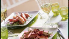 Langoustines sautées à l'huile d'olive et poivre saveur flambées au pastis, sur un lit de petits pois et carottes et son jus