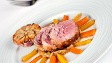 Rôti d'agneau presto au cumin, carottes et tête d'ail au four