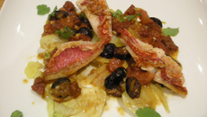 Filets de rougets au fenouil, aux olives et aux tomates confites