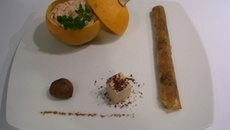 Pommes d'or aux châtaignes et sa crème au foie gras épicée, croustillant aux cèpes