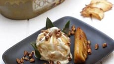 Ananas rôti à la vanille, chips d'ananas, noix de pécan caramélisées et crème glacée Carte d'Or® façon glacier vanille
