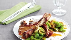 Côtelettes d'agneau laquées aux épices, oignons et fèves vertes