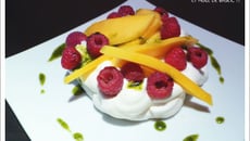 Pavlova mangue, framboises et huile de basilic !