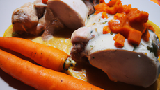 Chapon farci au veau, dés de carottes et sauce forestière