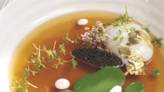 Tendre gelée de bœuf et œuf nacré au cresson fontaine, raifort et caviar