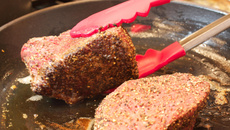 Les biftecks flambés