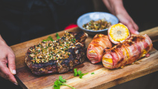 Côte de boeuf à l'asiatique et épis de maïs au bacon