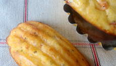 Madeleines aux tomates, amandes et basilic