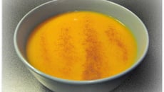 Soupe sucrée salée à la carotte, pomme, orange et cannelle