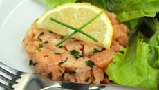 Tartare de pavés de saumon frais, câpres, échalotes et ciboulette