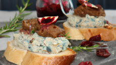 Rillettes de Roquefort aux fruits secs sur toasts de pain d'épice