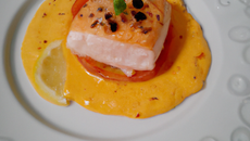 Saumon rôti aux poivrons sur lit d'orange, purée