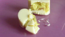 Chocolats blancs, ganache curry, banane et rhum