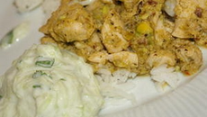 Poulet au curry vert et sa sauce rafraîchissante au concombre