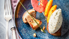 Foie gras poêlé, Tartare® Ail Sauvage, cèpes & pommes caramélisés