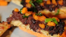 Bouchées salées de flammenkueche au potiron boudin noir épicé