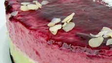 Bavarois à la framboise, pistache et noix de coco