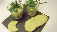 Verrine mousse d'avocat façon guacamole pour une assiette monochrome