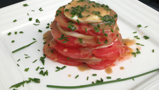 Mille-feuilles de tomates et mozzarella