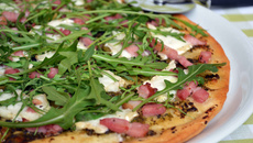Pizza au pesto, fromage de chèvre et lardons