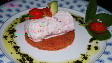 Cylindre de chèvre frais / tomates /courgettes et fraises sur lit de gelée de pesto tomates / fraises