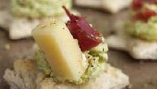 Toasts de Saint-Nectaire à la tapenade de cornichon et au jambon d'Auvergne