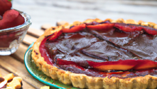 Tarte à la confiture de fraises et au chocolat