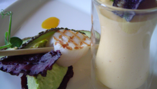 Fraicheur d'avocat, mi-cuit de Saint-Jacques grillée, tiramisu de carotte-curcuma