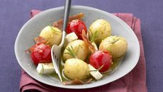 Salade d'apéribilles, tomate, feta et jambon sec au pesto
