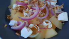 Salade de melon, oignon rouge et noix.