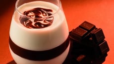 Onctueux fromage blanc et coulis de chocolat