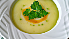 Velouté de pommes de terre à la sauce verte