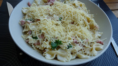 Pâtes carbonara avec crème fraîche et persil