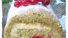 Biscuit roulé au thé Matcha et sa crème citronnée aux fruits rouges