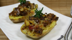 Pommes de terre farcies aux champignons de Paris aubergines grillées poivrons rouges Cassegrain