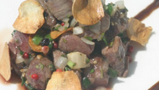 Sauté minute de bœuf Blonde d'Aquitaine au poivres torréfiés et fines herbes