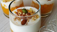 Verrine sirop de pêches, faisselle et yaourt grec, croustillants spéculoos et touche noix de coco