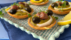 Tartelette à la sardinade, aiguillettes d'olives citronnées