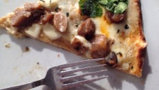Pizza blanche au fromage, épinards et champignons