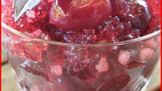 Cerises pochées au Muscat en gelée de basilic