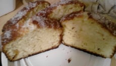 Gâteau au yaourt avec morceaux de pommes