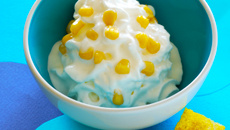 Nuage de fromage blanc aux grains de maïs