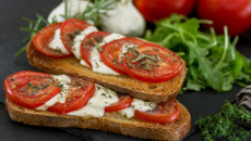 Tartine à la tomate et mozzarella