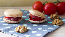 Macarons aux noix, tomates marinées au Roquefort Papillon et jambon de pays