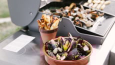 Moules et coques à la plancha, frites grillées