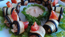 Roulés aux aubergines tomates et crabes, sauces cocktail légère