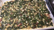 Coca aux épinards avec raisins secs et pignons de pin