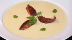 Velouté de cerfeuils tubéreux et chips de magret de canard.