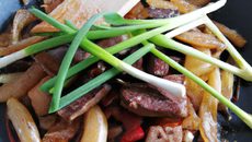 Wok au bœuf caramélisé et poireaux