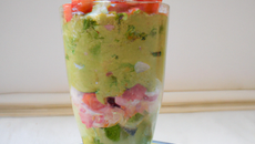 Verrine de guacamole et surimi